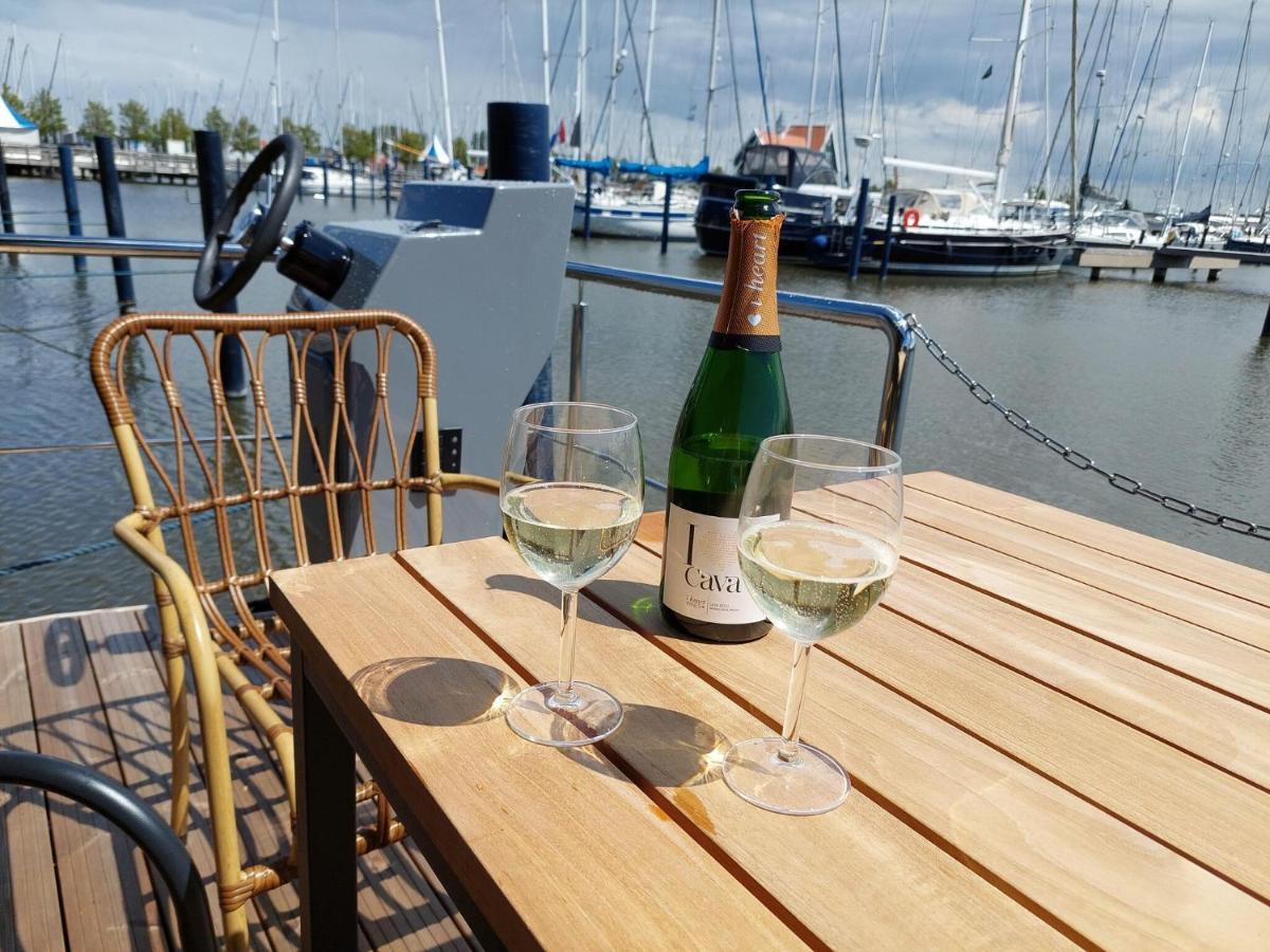 Luxury Houseboat In Volendam Marina Hotel Ngoại thất bức ảnh